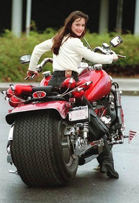 Confesso que gostei mais da mulher, do que da moto! ;)